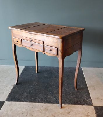 une petite table en bois avec deux tiroirs