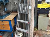 une échelle appuyée contre un mur, à côté d'une table
