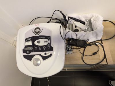 une machine blanche posée sur une table