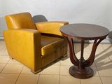 une chaise et une table posées à même le sol dans une pièce