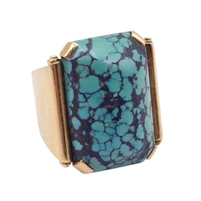 une image représentant une bague en or sertie d'une pierre turquoise