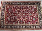 un tapis rouge et noir sur un sol blanc