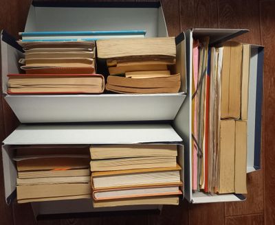 beaucoup de livres empilés sur une étagère