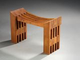 un banc en bois orné d'un motif incurvé