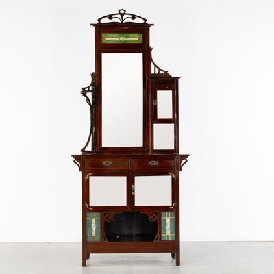 une coiffeuse ancienne en bois surmontée d'un miroir