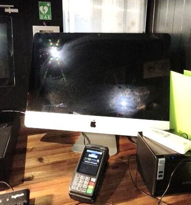 une photo d'un bureau sur lequel se trouvent un ordinateur et un téléphone portable