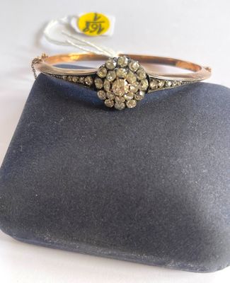 un gros plan d'une bague surmontée d'une fleur