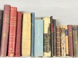 de nombreux livres anciens alignés sur une étagère