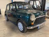 une petite voiture verte garée dans un garage