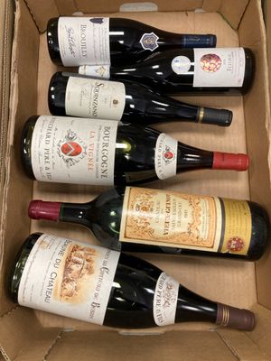 Trois magnums et trois bouteilles de vin.