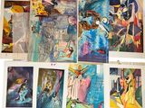 de nombreux tableaux de différentes couleurs et tailles accrochés au mur