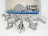 beaucoup de figurines dans une boîte posée sur la table