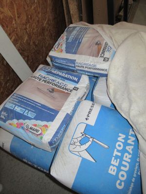 de nombreux sacs de nourriture posés sur un lit