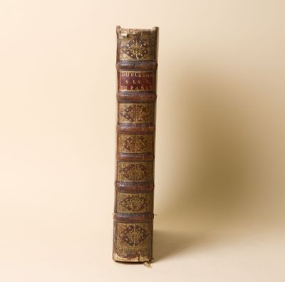 un vieux livre posé sur une table