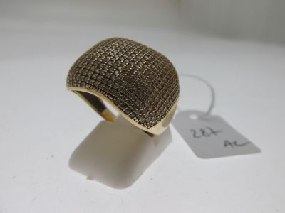 Gros plan sur une bague en or portant une étiquette