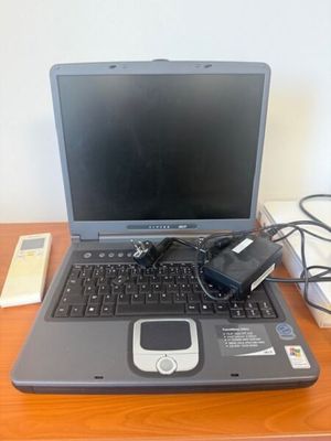 un ordinateur portable posé sur un bureau en bois