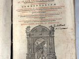un vieux livre devant lequel se tient un homme