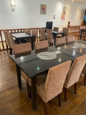 Lot comprenant : - environ 11 tables à cuisson intégrée pour…