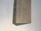 une image représentant un bloc de bois posé sur une surface blanche