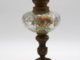une image représentant un vase en verre orné de fleurs, posé sur un socle