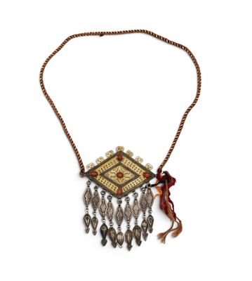 gros plan d'un collier sur fond blanc