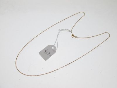 gros plan d'un collier auquel est attachée une étiquette