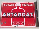 un panneau rouge sur lequel figure l'image d'un Antargaz