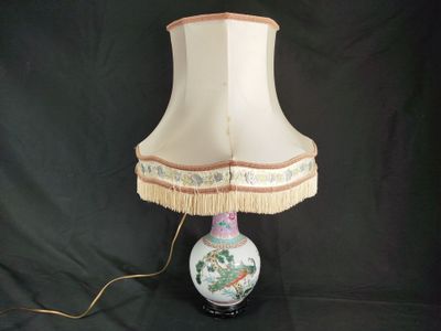 a lamp that is sitting on a table with a lamp shade on it