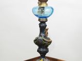 une lampe posée sur une table en bois