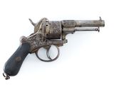 gros plan d'un pistolet sur une surface blanche
