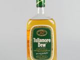 gros plan d'une bouteille d'alcool sur une surface blanche