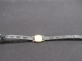 une photo d'un bracelet de montre muni d'un fermoir en or