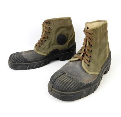 une paire de bottes militaires sur fond blanc, avec un fond blanc