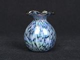 un vase bleu et blanc posé sur une table noire