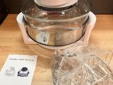 un bol de nourriture posé sur une table à côté d'un mixeur
