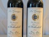 deux bouteilles de vin posées l'une à côté de l'autre sur une table