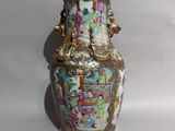 un vase sur lequel est représentée une peinture