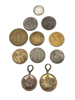 une image représentant un ensemble de pièces de monnaie et un pendentif en forme de pièce, sur fond blanc