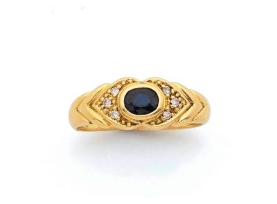 une bague en or sertie d'un saphir et de diamants