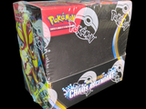 une boîte de cartes à collectionner Pokémon sur fond noir