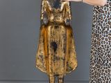 une femme qui se tient à côté d'une statue