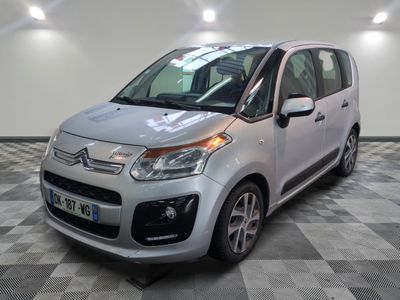 la petite voiture argentée est garée sur un carrelage à carreaux