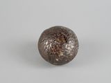 gros plan d'un objet métallique sur une surface blanche