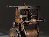 une petite machine en bois posée sur une table
