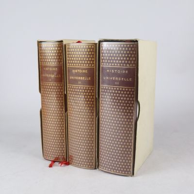 trois livres sont alignés sur une surface blanche