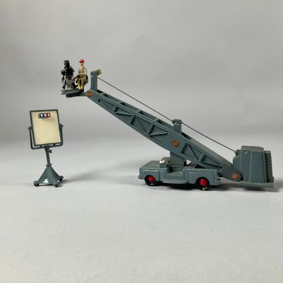 un camion jouet équipé d'une grue à l'arrière
