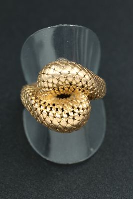 une image représentant une bague en or surmontée d'une tête de serpent