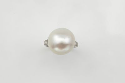 Bague ornée d’une importante perle bouton de culture blanche…