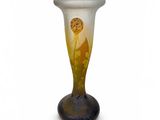 un vase en verre sur lequel est représentée une femme