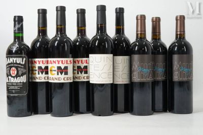 plusieurs bouteilles de vin sont alignées sur une surface blanche